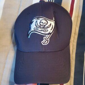 Tampa Bay Bucaneers Mens fitted hat Fits like a L/XL good condition Reebok